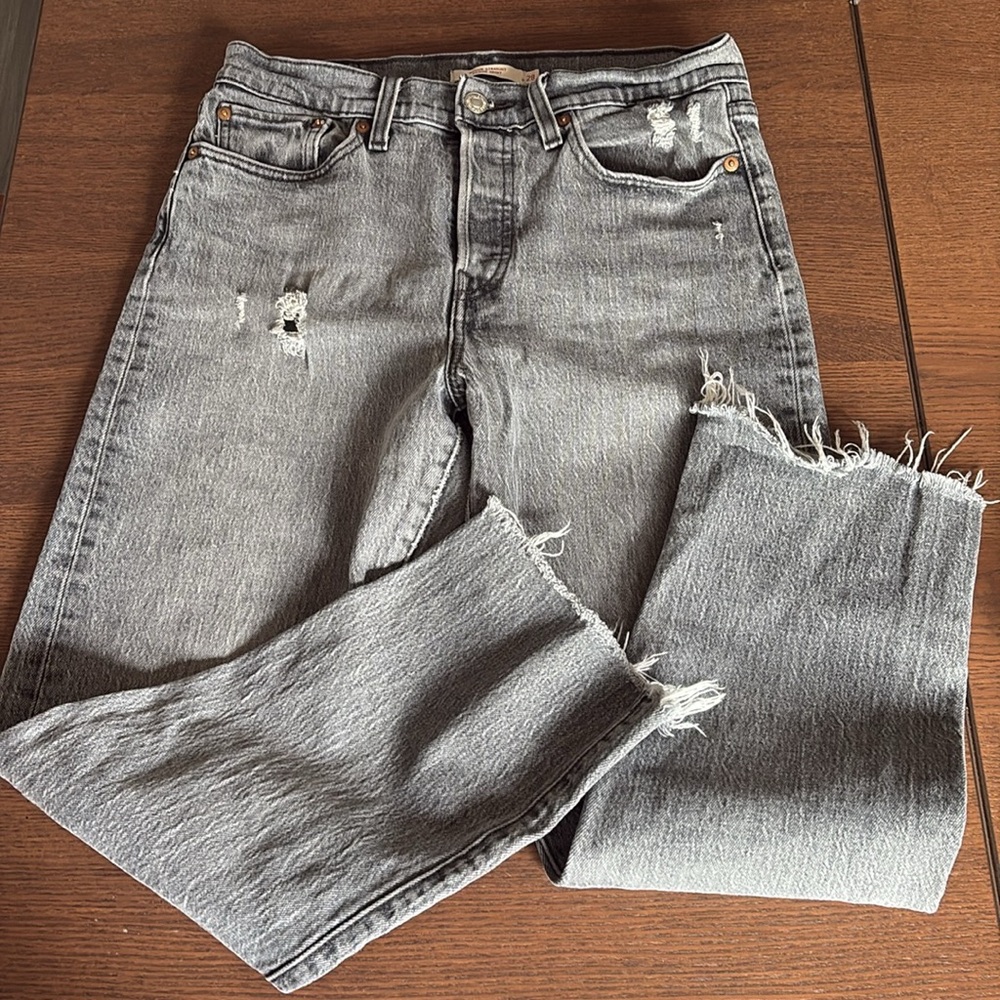 LEVI’S -  Wedgie Straight Grey Distressed Jeans